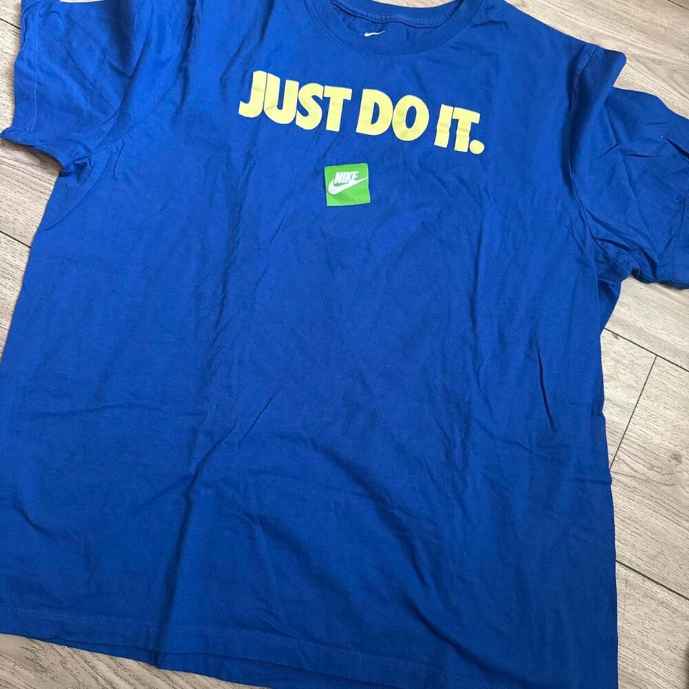 Nike Men's Blue and Navy T-shirt
